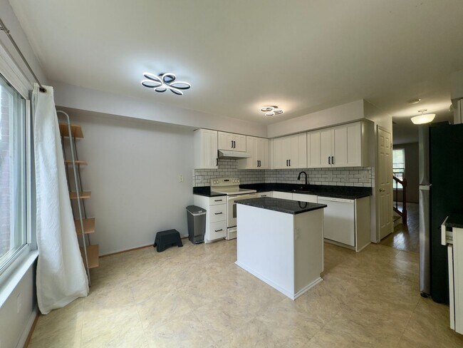 Foto del edificio - Charming 2 Bedroom/2 Bathroom Apartment in...