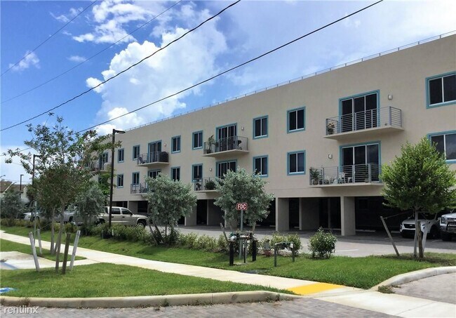 Building Photo - 2 br, 2 bath  - 1550 NE 34th Ct