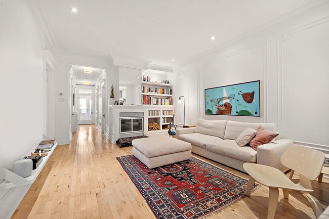 Building Photo - 4640 Rue Jeanne-Mance