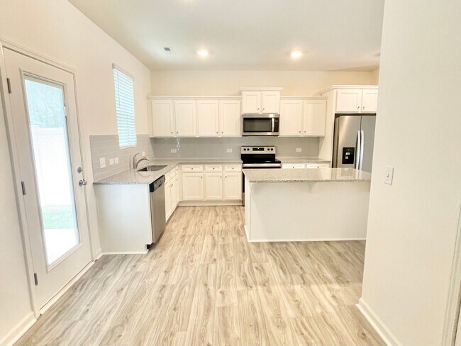 Foto del edificio - Corner townhome with covered front porch, ...