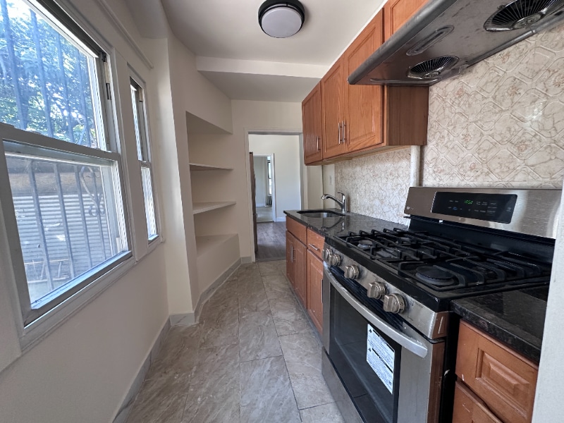 Primary Photo - 2332 Aqueduct Ave