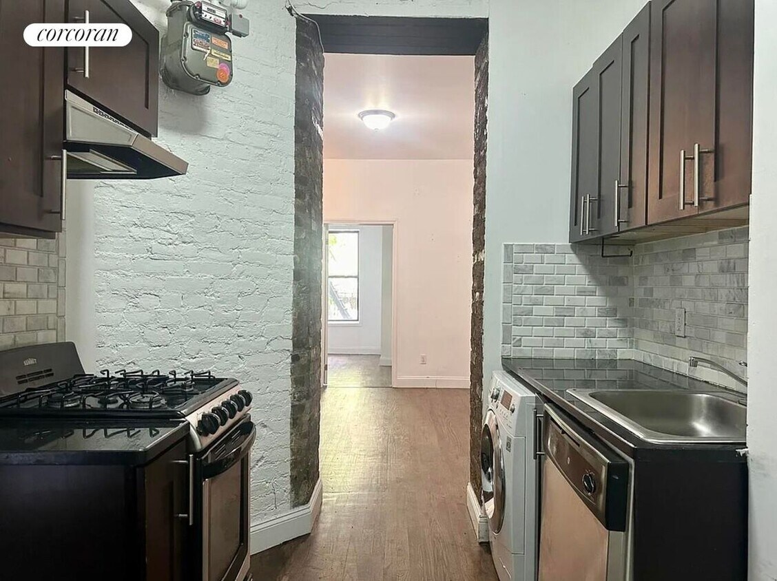 Foto principal - 215 E 4th St