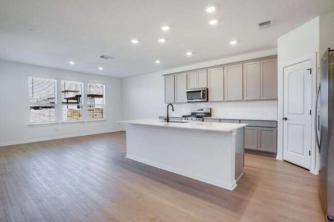 Foto del edificio - 429 Foresail Rd