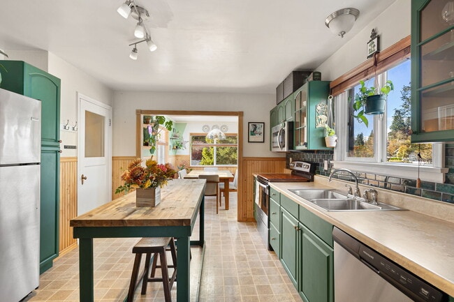 Building Photo - 1331 Rainier Ave