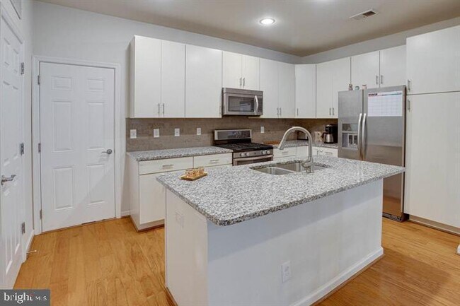Building Photo - 2996 Rittenhouse Cir