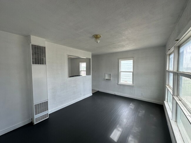 Building Photo - Spacious 2 bed with 2 car garage
