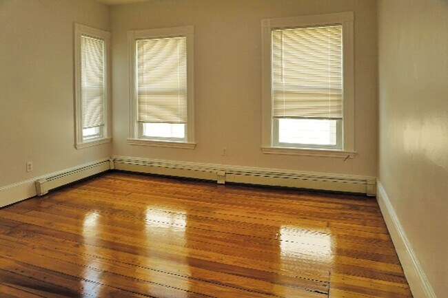 Building Photo - 9/1 Spacious, sunny 3BR/2BA, w/d in unit