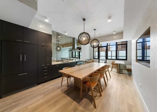 Foto del edificio - 213 W Chicago Ave