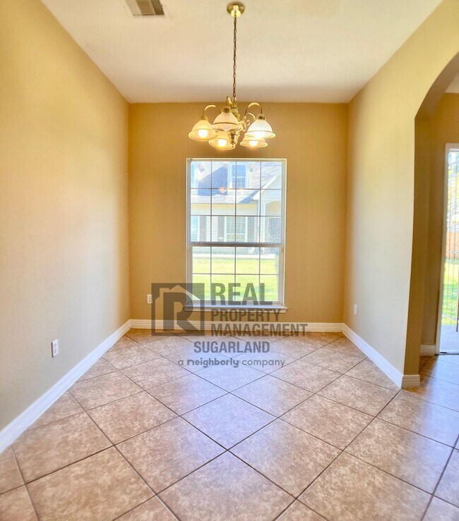 Building Photo - 5012 Higgins St