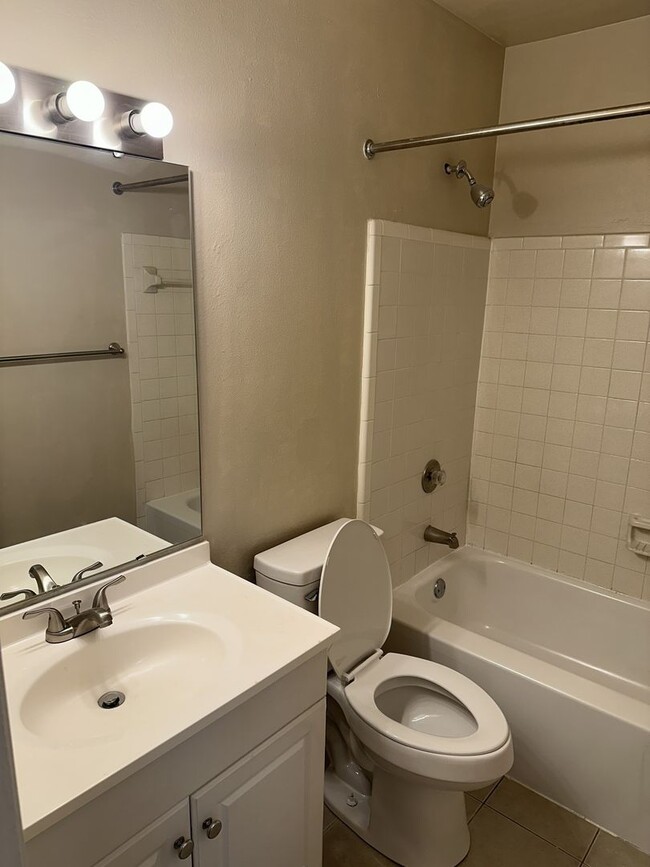 Building Photo - Available-Newly renovated 1 bedroom Apartment