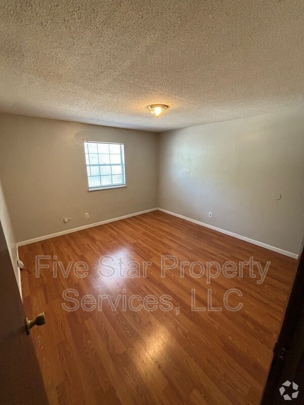 Building Photo - 205 W Allen St
