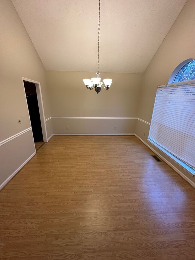 Building Photo - 303 Oak Meadow Ln