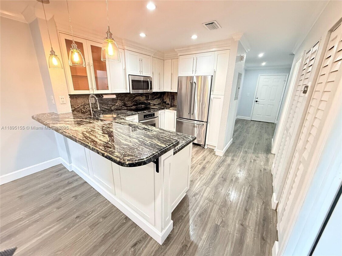 Foto principal - 8851 NW 119th St