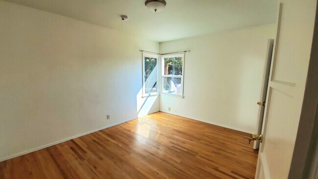 Foto del edificio - 7038 Yarmouth Ave