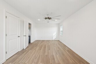 Building Photo - 6935 W Holiday St