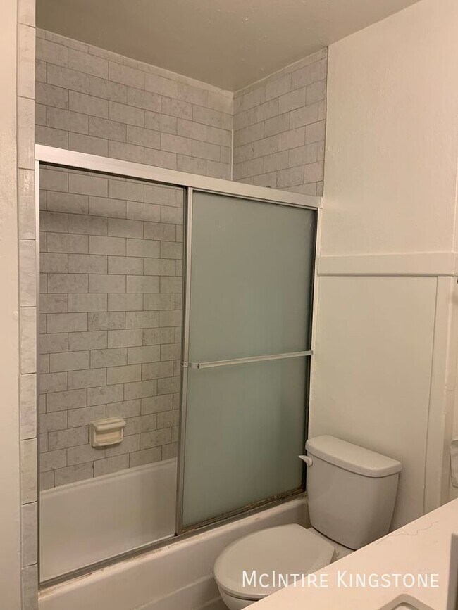Building Photo - 2BD/1BA In Los Angeles With A Private Balc...