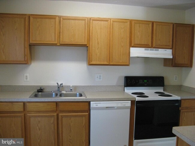 Building Photo - 136 Equestrian Dr