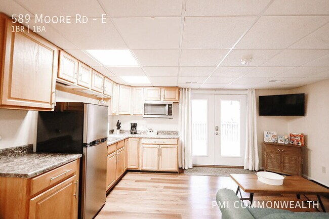 Building Photo - 589 Moore Rd