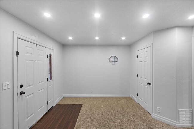 Building Photo - 7102 N Mohican Dr