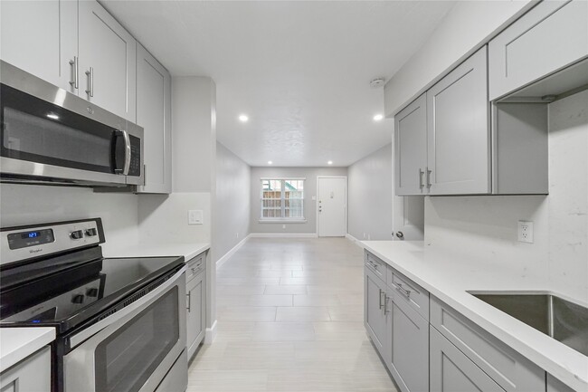 Building Photo - 845 Augusta Dr