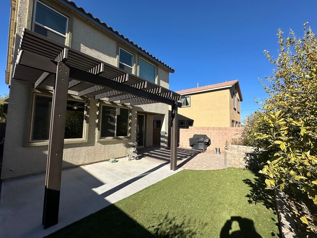 Building Photo - Stunning two story home located in the sou...