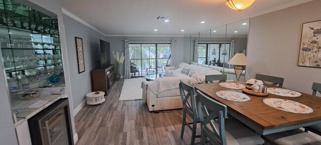 Building Photo - 9261 Vista Del Lago