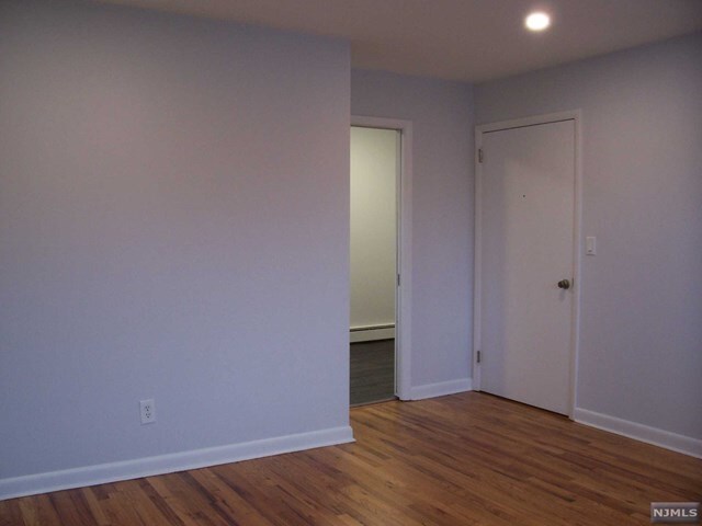 Building Photo - 264 River Rd