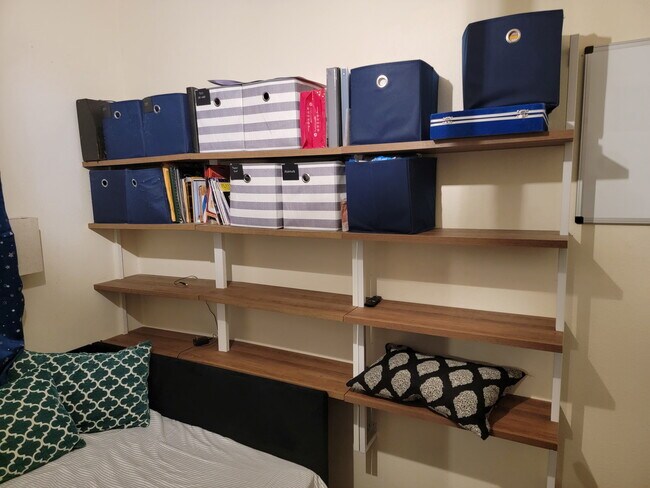 Estanterías empotradas con cajas de almacenamiento y libros. - 1608 Paraiso Dr