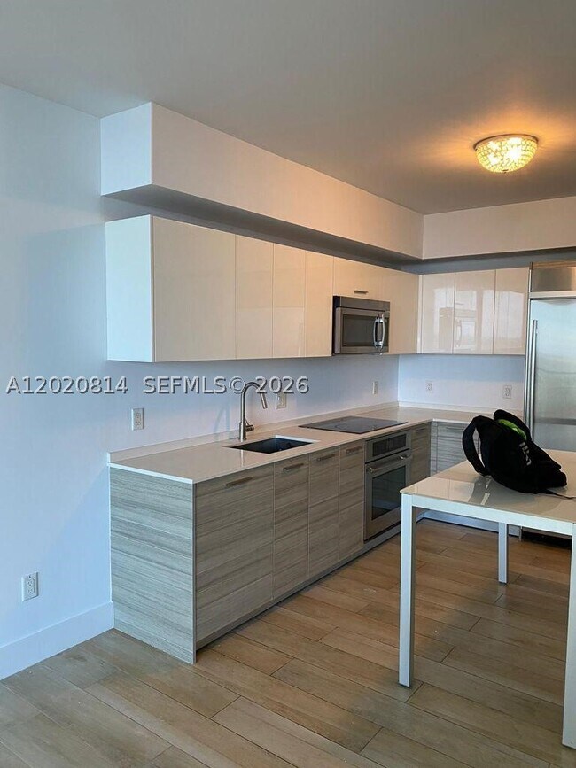 Building Photo - 1300 Brickell Bay Dr
