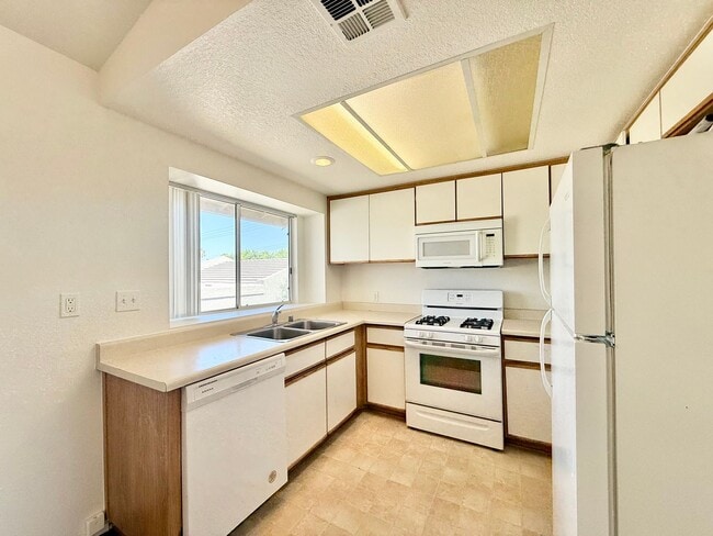 Building Photo - 79540 Ave 42