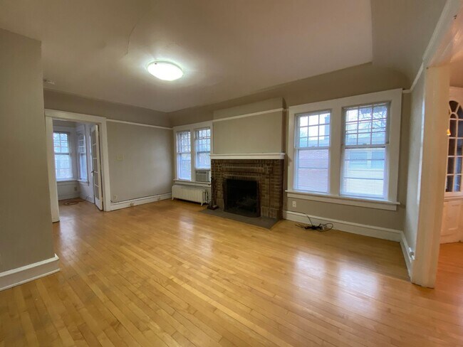 Building Photo - 2533 N Lake Dr
