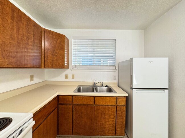 Foto del edificio - 2148 Primrose Dr