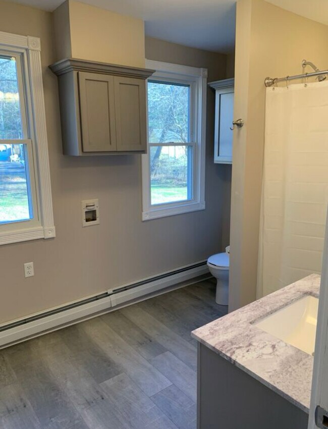 Conexión para lavadora y secadora en la pared del fondo. - 1744 Farmington Ave