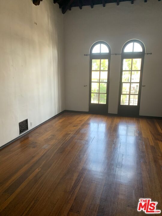 Foto del edificio - 1855 N Kingsley Dr