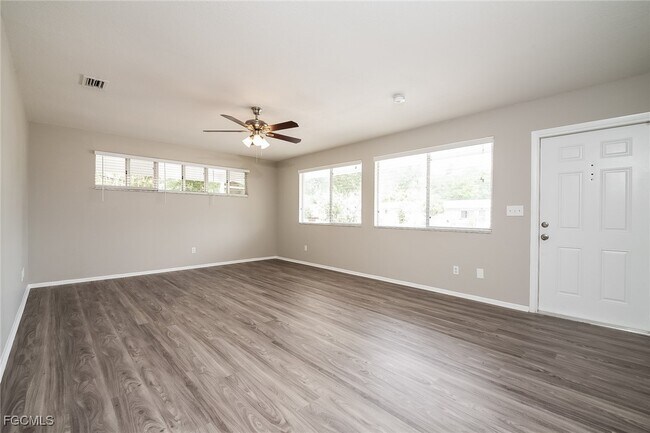 Foto del edificio - 744 Pineland Ave