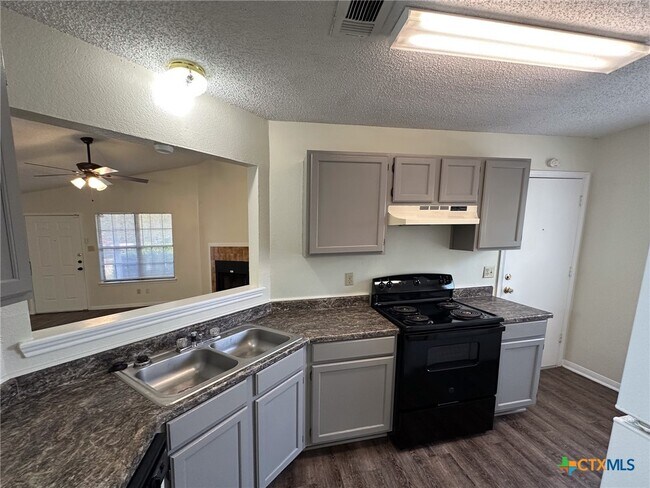 Foto del edificio - 2211 Barry Dr