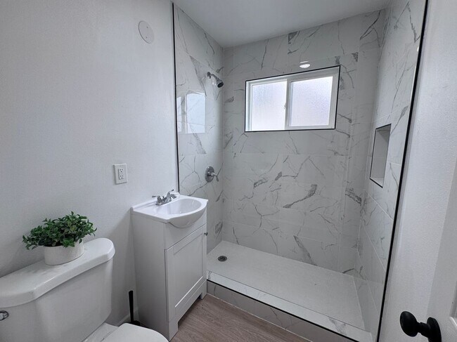 Foto del edificio - 618 W 6th St