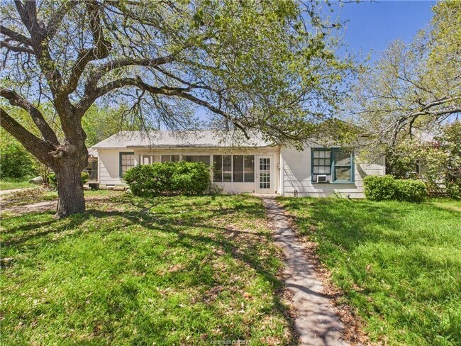 Foto del edificio - LATE JULY MOVE IN!  Adorable 3 Bedroom 2 Bathroom House