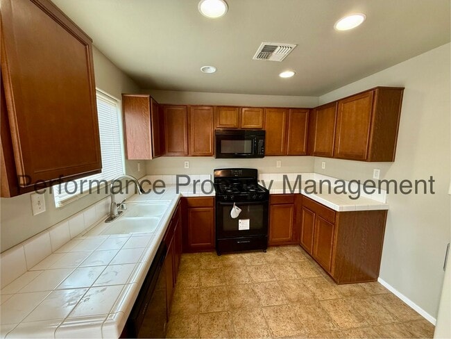 Foto del edificio - Charming 3 Bed/2 Bath Home in McFarland w/...