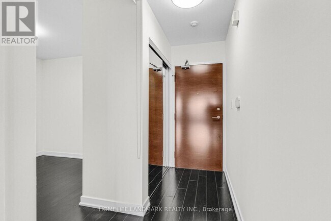Building Photo - 10 Capreol Ct