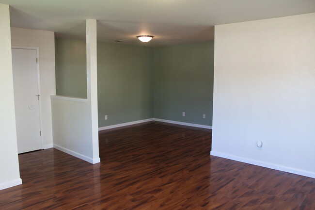 Dining area - 630 Pearl Cir