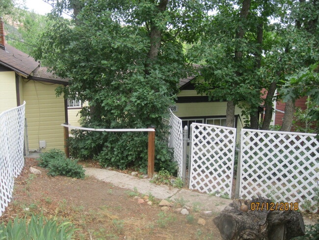 Building Photo - 808 Midland Ave