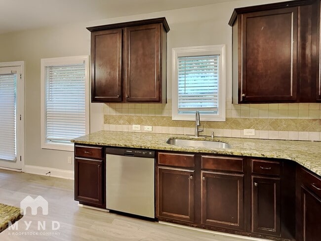 Building Photo - 400 Louise Way