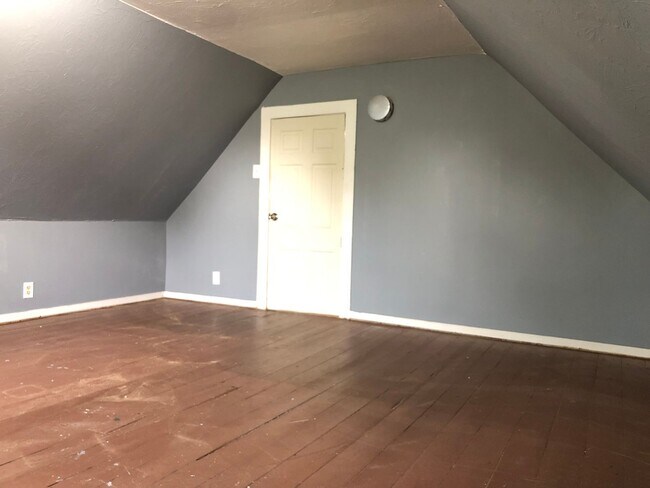 Building Photo - 3 BED 1 BATH SINGLE FAMILY HOME IN THE CLA...