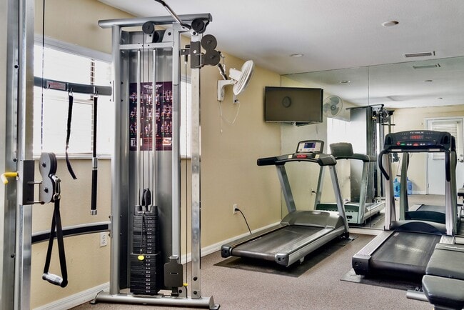 Building Photo - 2 bed 1 bath condo close to IMG