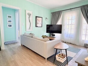 Building Photo - 36 Hanna St W