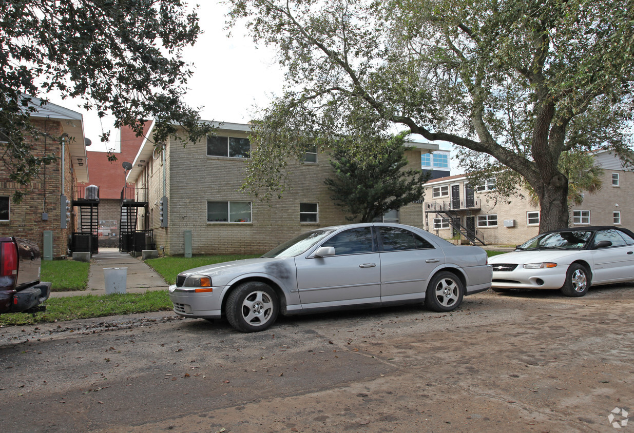 Building Photo - 1540 Aviators St