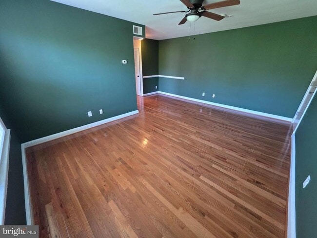 Building Photo - 4405 1st Pl NE