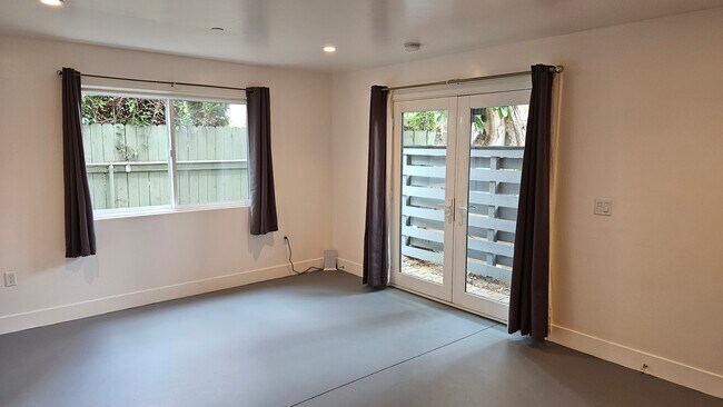 Building Photo - 2010 Broadway St