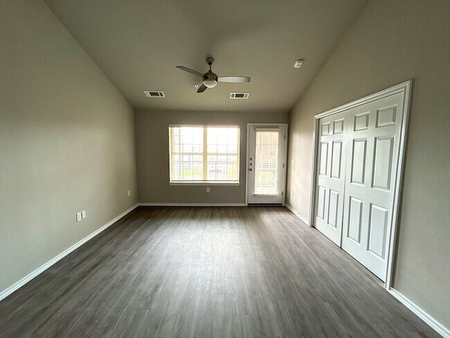 Foto del edificio - 6108 Abrams Rd